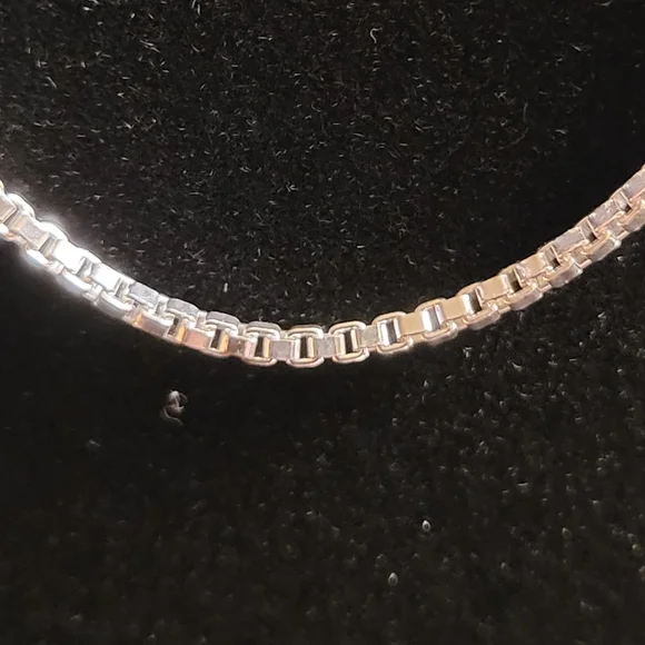 925 Solid Silver 18" Box Chain - Picture 2 of 3